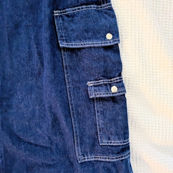 Wide-Leg Blue Jeans with Cargo Pockets Size 31 BDG - Picture 6 of 8